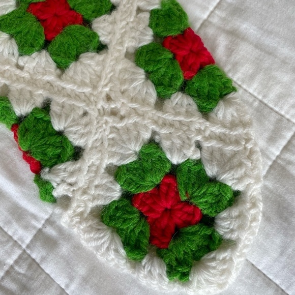 LOT OF VINTAGE 4 GRANNY CROCHET CHRISTMAS STOCKINGS - Picture 3 of 12